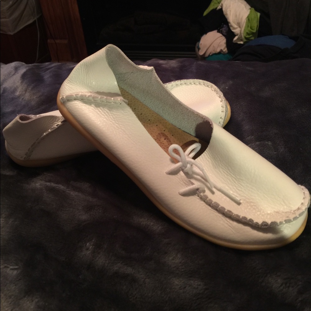 White ladies Name brand leather shoes “ Gocofy “